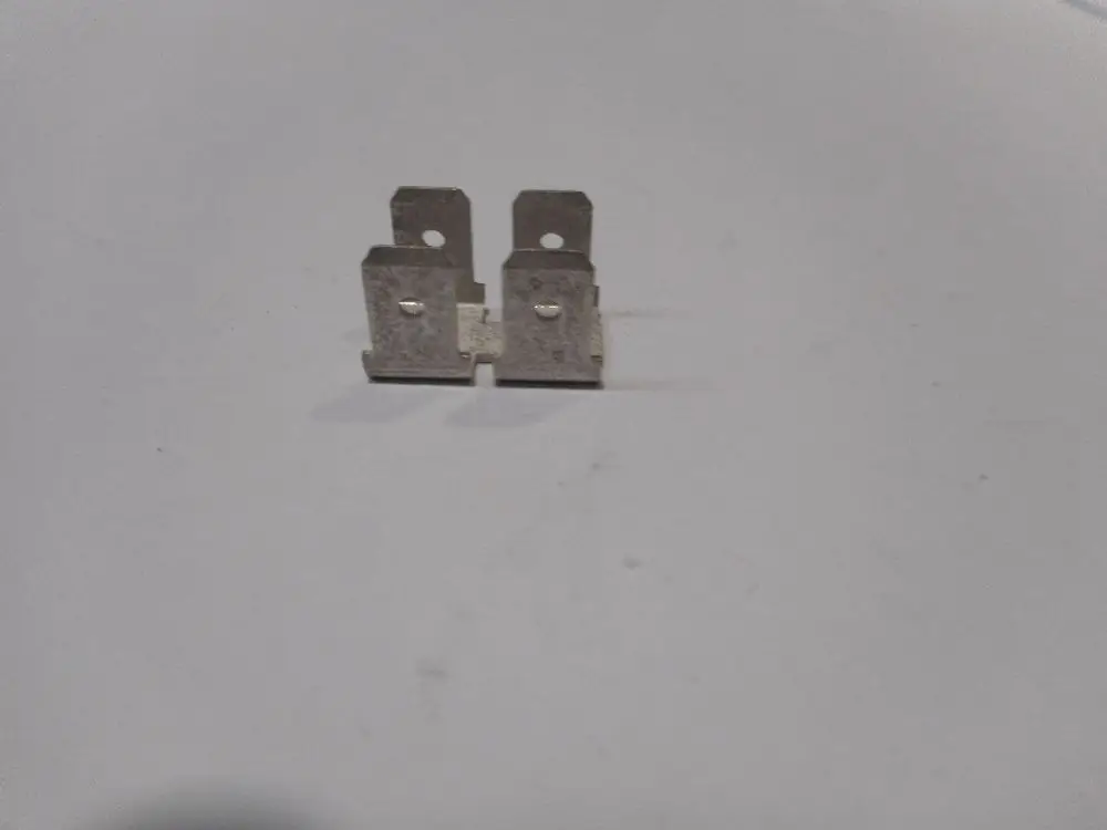 Metallisches Erdungselement, visualisiert mit zwei abgewinkelten Halterungen, vermutlich Teil eines Erdungskabels von Remeha. Schlichtes Design, kein Schriftzug oder weitere Markierungen sichtbar.